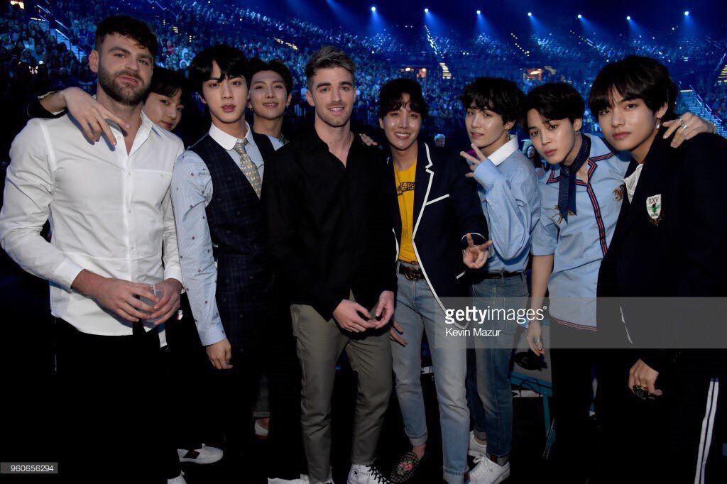 Nhóm nhạc huyền thoại Backstreet Boys nhận là fan của BTS và hào hứng khoe ảnh